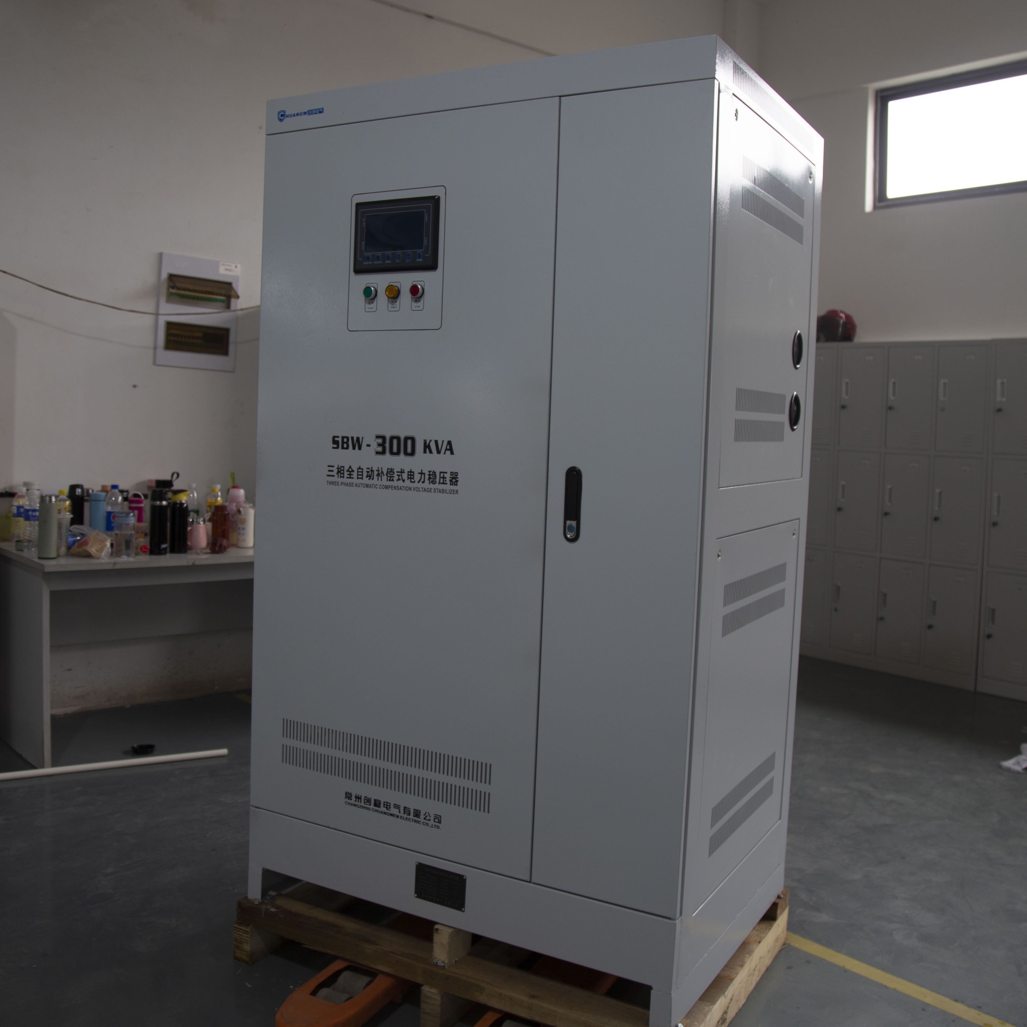 三相電壓調節器